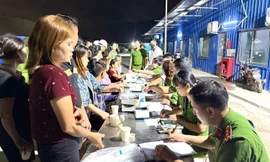 Cảnh sát rà soát, kiểm tra, xét nghiệm nhanh hơn 1.600 công nhân tại khu nhà ở công nhân Vũ Yên 1 (phường Thủy Nguyên). Ảnh: CAHP