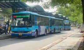 Hà Nội: Xe xăng thoái lui, giao thông công cộng liệu kịp tiến tới?