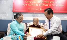 Trao Huy hiệu 80 năm tuổi Đảng tặng hai đảng viên sinh hoạt tại Đảng bộ phường Sài Gòn