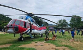 Thêm một máy bay của Quân đội đưa hàng cứu trợ tới vùng lũ Nghệ An