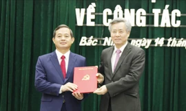 Ông Nguyễn Quang Dương - Phó Trưởng Ban Tổ chức Trung ương trao quyết định cho đồng chí Phạm Hoàng Sơn.