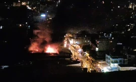 Cháy lớn giữa đêm tại xưởng sản xuất bóng đèn ở TPHCM