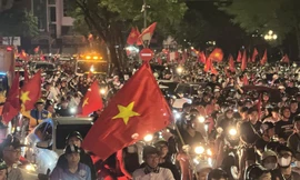 Người dân Hà Nội xuống đường ăn mừng chiến thắng của U23 Việt Nam