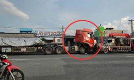 Xe đầu kéo chở sắt gặp sự cố, giao thông kẹt cứng nhiều giờ trên đường Lê Đức Anh