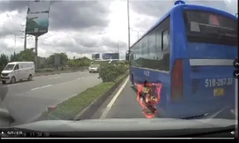 Clip xe buýt tạt đầu ô tô gây thót tim ở cửa ngõ TPHCM