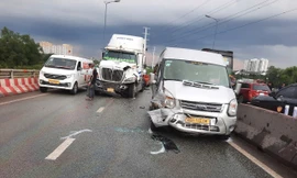 Tai nạn liên hoàn trên cầu sau cú húc của xe container ở TPHCM