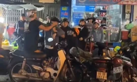 [Clip] Đôi nam nữ bị đánh hội đồng tới tấp dưới trời mưa