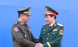 Bộ trưởng Quốc phòng Việt Nam và Campuchia duyệt đội danh dự, trồng cây hữu nghị tại khu vực biên giới