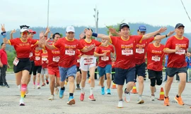 Ông Lê Tiến Châu - Bí thư Thành ủy Hải Phòng (giữa ảnh) và nhiều cán bộ các sở ngành, địa phương tham dự, chạy cùng người dân và du khách.