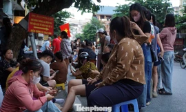 Xếp hàng từ 3 giờ sáng mua bánh trung thu đặc sản Hải Phòng