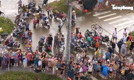 Hàng cứu trợ đến với người dân vùng lũ Đắk Lắk