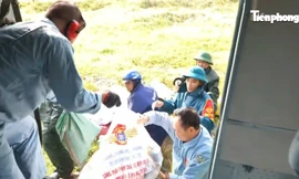 Không quân tiếp tục bay cứu trợ khẩn cấp các khu vực cô lập tại Đắk Lắk 