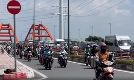 Đang đổ dốc cầu Bình Lợi, người đàn ông bất ngờ ngã xuống đường tử vong 