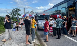 Hàng trăm khách du lịch mắc kẹt trên đảo Cát Bà