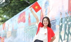 Tuyến bích họa khắc họa cảnh diễu binh ở TPHCM thu hút giới trẻ trong ngày Quốc khánh