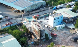 Cháy kho chứa vỏ lốp tại TPHCM, chiến sĩ phòng cháy dùng mặt nạ phòng độc dập lửa