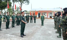 Thượng tướng Lê Quang Minh thăm Trung đoàn quản lý nhiều loại vũ khí, tăng thiết giáp tại Tây Nguyên