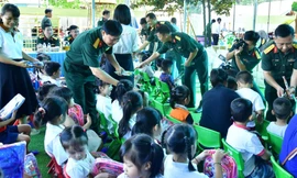 Quân đội sẻ chia với người dân vùng thiên tai, bão lũ