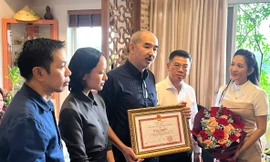 Đạo diễn Bùi Thạc Chuyên nhận bằng khen của Chủ tịch UBND TPHCM 