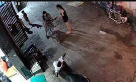 [Clip] Nữ đối tượng lột bông tai của bé 5 tuổi đang chơi trước nhà rồi tẩu thoát