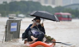 CẬP NHẬT: 54 điểm ngập sâu ở Hà Nội, người dân di chuyển bằng thuyền ở Mỹ Đình