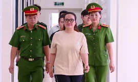 Hoàng Hường rải tiền thu hút sự chú ý của dư luận