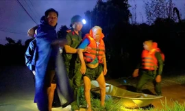 Công an Bắc Ninh giải cứu người dân trong dòng nước lũ dữ ở xã Đồng Kỳ. Ảnh: Công an tỉnh Bắc Ninh