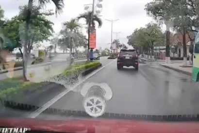 Xác minh ô tô bật đèn cảnh báo nhưng nhiều lần ‘khóa lối’ xe phía sau 