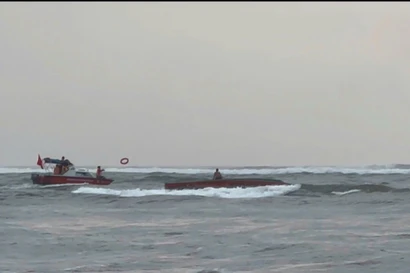 Tàu cá chìm khi vào cửa Nhật Lệ, luồng cạn đe dọa sinh kế ngư dân 