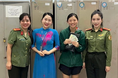 Du khách Mỹ, Anh xúc động khi nhận lại tài sản thất lạc ở Quảng Trị 