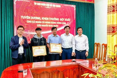 Khen thưởng hai cha con dũng cảm cứu người giữa dòng nước dữ