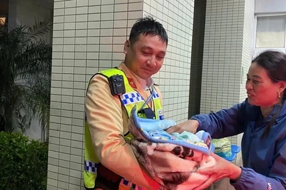 Sản phụ sinh bé trai ngay trên xe tuần tra CSGT 