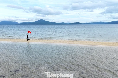 Tận thấy con đường giữa biển 'độc nhất vô nhị' ở Việt Nam