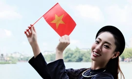 Hoa hậu Lương Thuỳ Linh diện trang phục Tày 'thả dáng' ở Hồ Gươm mừng Đại lễ 2/9