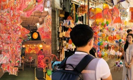 Hai ngày trước Trung Thu, phố lồng đèn Lương Nhữ Học tấp nập giới trẻ Sài Gòn đến tận hưởng không khí lễ hội