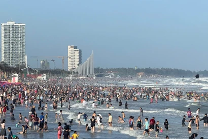 Đông nghịt người tắm biển Vũng Tàu ngày Tết