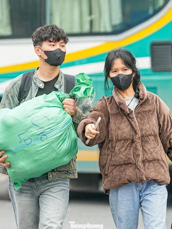 Bến xe Hà Nội đông đúc trong ngày cuối nghỉ Tết Dương lịch