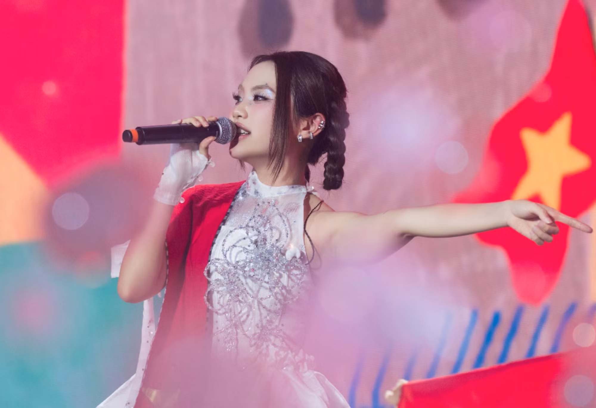 phan-trinh-dien-cua-phuong-my-chi-hinh-2-5812.jpg