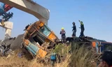 Cần cẩu đổ xuống đoàn tàu ở Thái Lan, gần 100 người thương vong