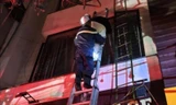 Hà Nội: Dập tắt đám cháy nhà ở Minh Khai, giải cứu người mắc kẹt trong đêm