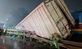 Hà Nội: Xe container bị đẩy xa hàng chục mét sau va chạm với tàu hỏa