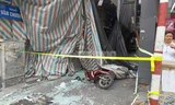 Hà Nội: Tấm bê tông từ ngôi nhà đang phá dỡ rơi đè vào người đi đường 