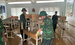 Bộ đội Biên phòng Khánh Hòa giúp người dân cào bùn dọn lũ