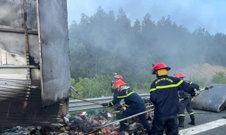 Xe chở thư báo bốc cháy dữ dội trên cao tốc Vân Phong - Nha Trang