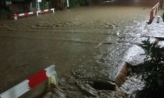 Tàu Bắc - Nam tạm dừng qua Khánh Hòa vì mưa lớn, đường sắt ngập sâu