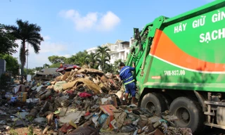 Khánh Hòa: Dân vùng lũ chủ động thuê xe thu gom rác, nhanh chóng ổn định đời sống
