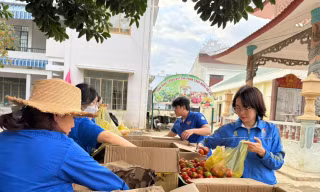 Gian hàng rau 0 đồng, 'hồi sinh' máy giặt tủ lạnh miễn phí... tiếp sức người dân vùng lũ