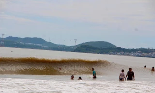 Kịp thời cứu 7 người tắm biển Nha Trang bị sóng cuốn 