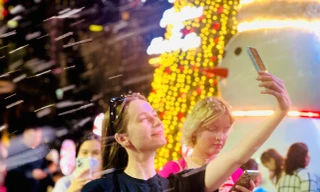 Ngắm 'tuyết rơi' giữa lòng phố biển Nha Trang dịp Giáng sinh