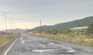 Đường nghìn tỷ ở khu kinh tế Vân Phong lởm chởm ổ voi, ổ gà